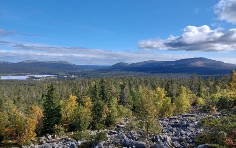 Näkymä Kuertunturin huipulta Äkäslompolon ja Ylläksen tuntureiden suuntaan