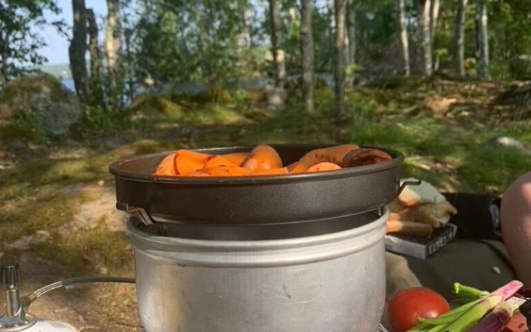 Retkiruokaa valmistumassa retkellä metsässä